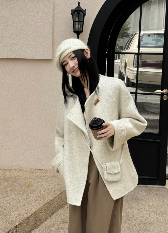 Moteriški vilnos paltai, storas, laisvas kirpimas, vidutinio ilgio 65–80 cm, apykaklė su reveru, ilgos rankovės, 95% vilna, kasdienis stilius, ruduo 2025