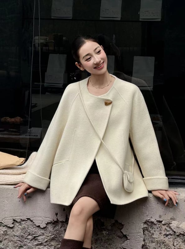 Moteriški vilnos paltai, storas, laisvas kirpimas, vidutinio ilgio 65–80 cm, apykaklė su reveru, ilgos rankovės, 95% vilna, kasdienis stilius, ruduo 2025