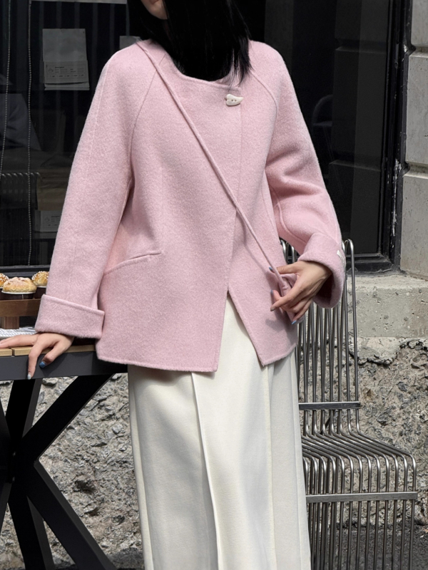 Moteriški vilnos paltai, storas, laisvas kirpimas, vidutinio ilgio 65–80 cm, apykaklė su reveru, ilgos rankovės, 95% vilna, kasdienis stilius, ruduo 2025