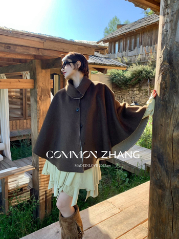 Moteriškas vilnos pelerinės tipo paltas, minimalistinis stilius, ilgis 50–65 cm, Žiema 2025