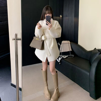 Moterų vilnos paltas su kašmyro mišiniu, vidutinio ilgio, korejiško stiliaus, užsegimas trimis mygtukais.