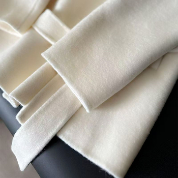 Moterų vilnos paltas su kašmyro mišiniu, vidutinio ilgio, korejiško stiliaus, užsegimas trimis mygtukais.