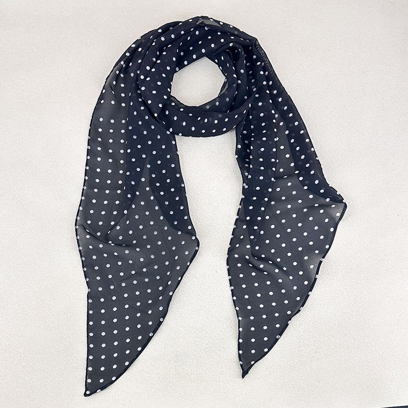 Crni šal s točkicama — elegantan, svestran ukras za vrat i kosu, dimenzije 153×28 cm, proljeće 2025.