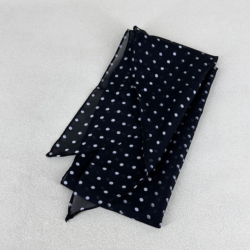 Crni šal s točkicama — elegantan, svestran ukras za vrat i kosu, dimenzije 153×28 cm, proljeće 2025.