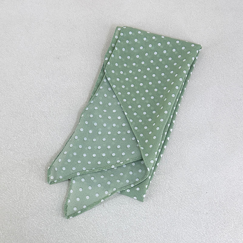 Crni šal s točkicama — elegantan, svestran ukras za vrat i kosu, dimenzije 153×28 cm, proljeće 2025.