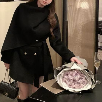 Moteriškas vilnonis paltas su dviejų eilių sagų užsegimu, pusės kaklo apykaklė, vidutinio ilgio 50–65 cm, ilgos rankovės, korėjietiško įžymybių stiliaus