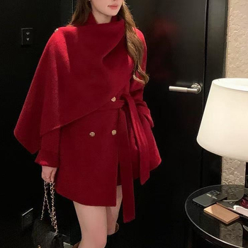 Moteriškas vilnonis paltas su dviejų eilių sagų užsegimu, pusės kaklo apykaklė, vidutinio ilgio 50–65 cm, ilgos rankovės, korėjietiško įžymybių stiliaus