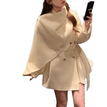 Moteriškas vilnonis paltas su dviejų eilių sagų užsegimu, pusės kaklo apykaklė, vidutinio ilgio 50–65 cm, ilgos rankovės, korėjietiško įžymybių stiliaus