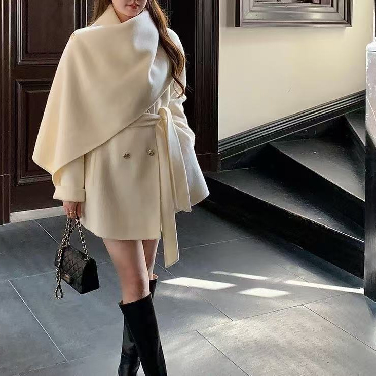 Moteriškas vilnonis paltas su dviejų eilių sagų užsegimu, pusės kaklo apykaklė, vidutinio ilgio 50–65 cm, ilgos rankovės, korėjietiško įžymybių stiliaus