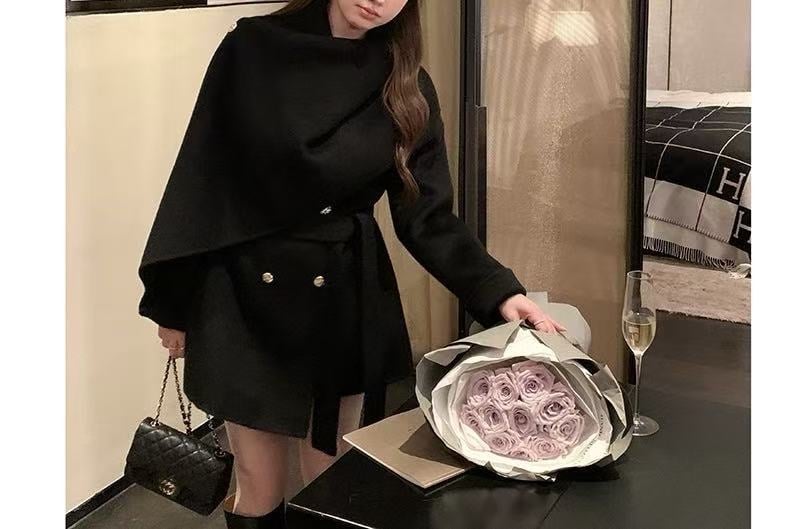 Moteriškas vilnonis paltas su dviejų eilių sagų užsegimu, pusės kaklo apykaklė, vidutinio ilgio 50–65 cm, ilgos rankovės, korėjietiško įžymybių stiliaus