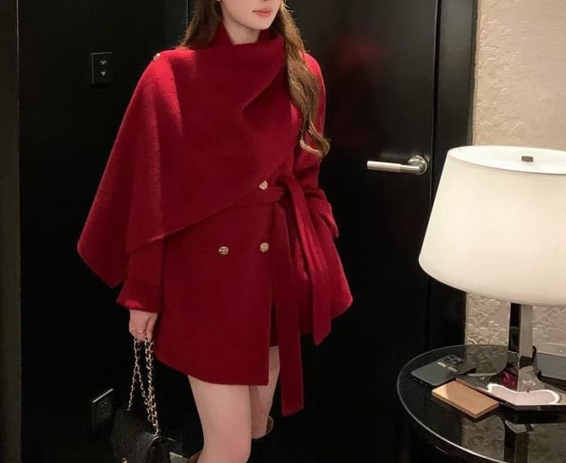 Moteriškas vilnonis paltas su dviejų eilių sagų užsegimu, pusės kaklo apykaklė, vidutinio ilgio 50–65 cm, ilgos rankovės, korėjietiško įžymybių stiliaus