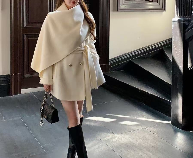 Moteriškas vilnonis paltas su dviejų eilių sagų užsegimu, pusės kaklo apykaklė, vidutinio ilgio 50–65 cm, ilgos rankovės, korėjietiško įžymybių stiliaus