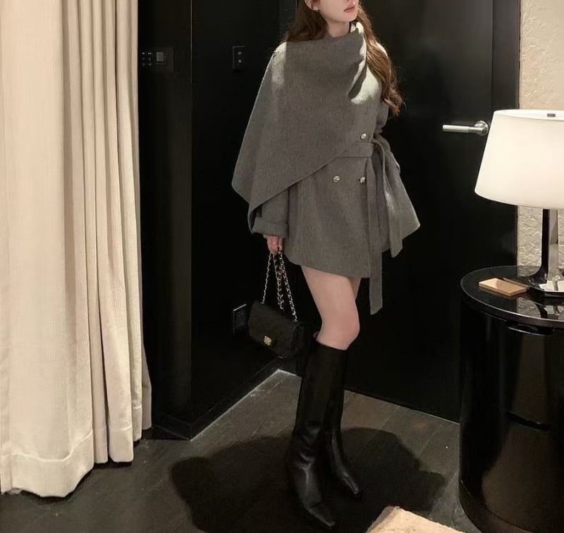 Moteriškas vilnonis paltas su dviejų eilių sagų užsegimu, pusės kaklo apykaklė, vidutinio ilgio 50–65 cm, ilgos rankovės, korėjietiško įžymybių stiliaus