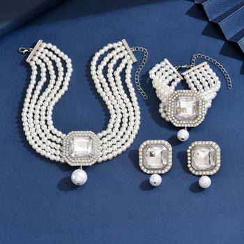 Trodijelni retro set nakita s imitacijskim perlama; uključuje naušnice, ogrlicu i narukvicu; Materijal: imitacije perli; Ugradnja: kristali; Lanac: običan lanac; Uzorak: kvadratni