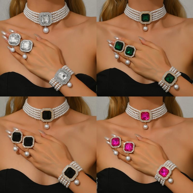 Trodijelni retro set nakita s imitacijskim perlama; uključuje naušnice, ogrlicu i narukvicu; Materijal: imitacije perli; Ugradnja: kristali; Lanac: običan lanac; Uzorak: kvadratni