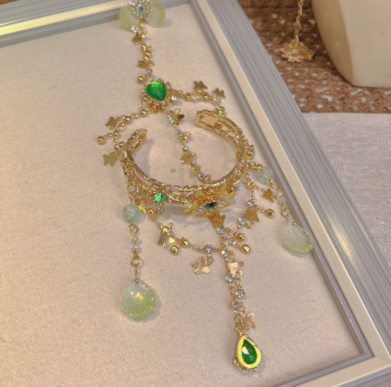 Krooni kujuline juukseaksessuaar — plastik/resiin, retro-stiil, käsitöö