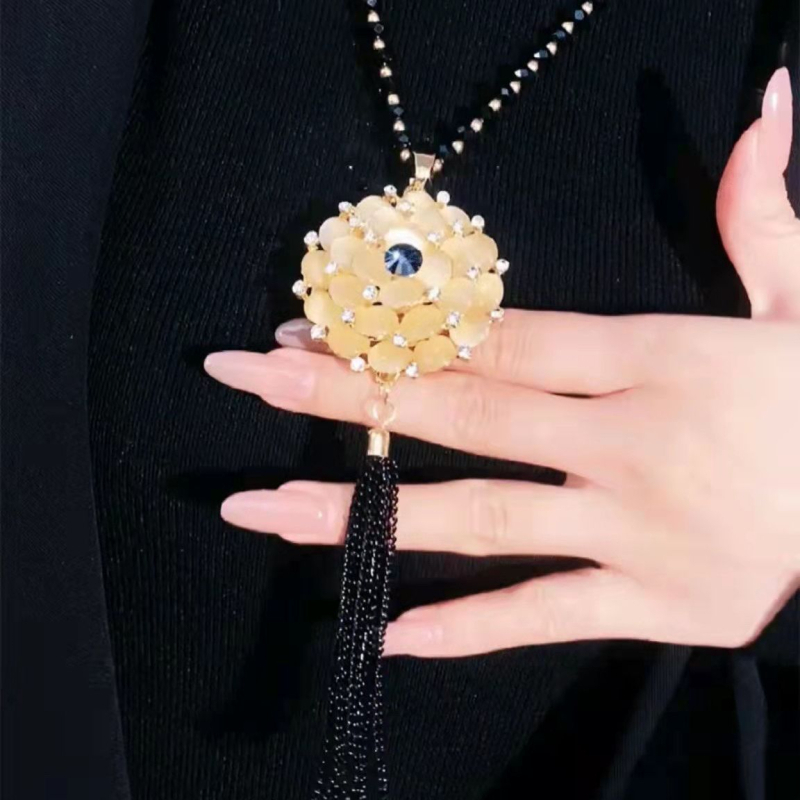 Sieviešu korejiešu stilā garā džemperķēde ar rakstu, karains modelis, garums 81 cm un vairāk, čūskas tipa ķēde, sakaļā ar mākslīgu akmeni un kulonu