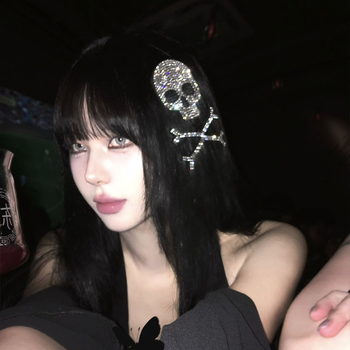 Rokām darināts galvas rotaslietas ar kaula formu un kristāliem, tumšs gotiskais stils