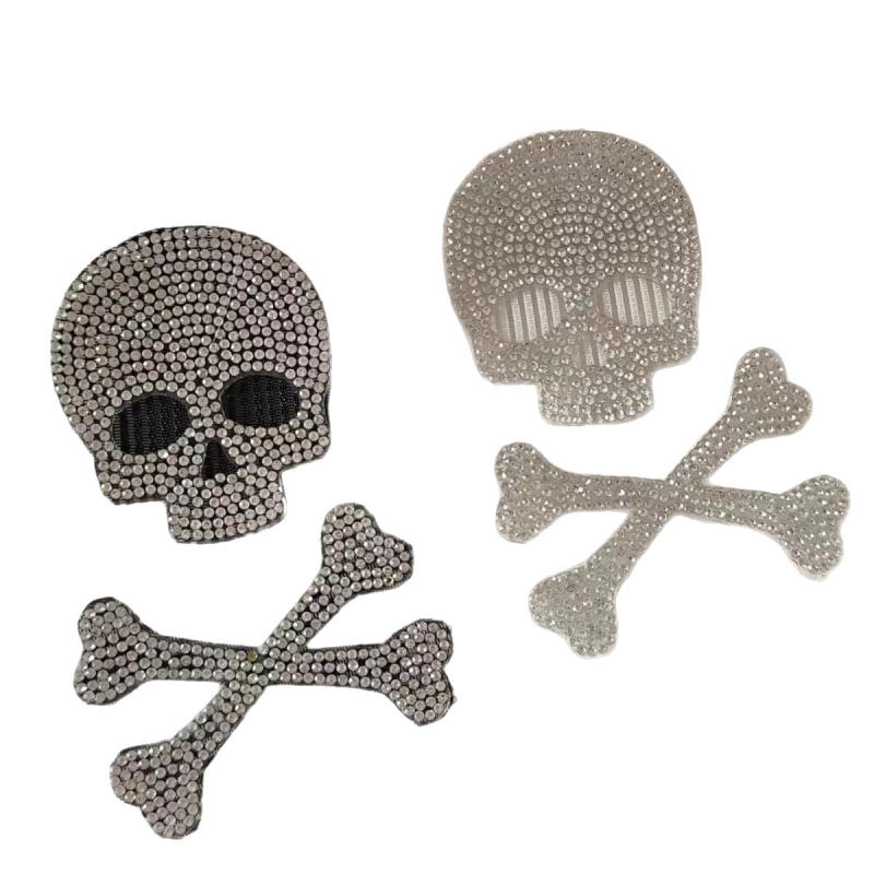 Rokām darināts galvas rotaslietas ar kaula formu un kristāliem, tumšs gotiskais stils