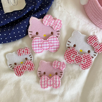 Galvos aksesuarai: cartoon stiliaus trijų dalių rinkinys su miela kačiuko juosta, Velcro plaukų lipdukai, išsiuvinėtos širdelės; prekės kodas ON324-325; vaikams; vasara 2025.