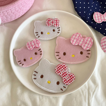 Galvos aksesuarai: cartoon stiliaus trijų dalių rinkinys su miela kačiuko juosta, Velcro plaukų lipdukai, išsiuvinėtos širdelės; prekės kodas ON324-325; vaikams; vasara 2025.