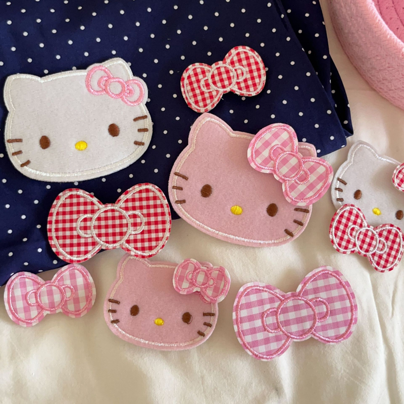 Galvos aksesuarai: cartoon stiliaus trijų dalių rinkinys su miela kačiuko juosta, Velcro plaukų lipdukai, išsiuvinėtos širdelės; prekės kodas ON324-325; vaikams; vasara 2025.