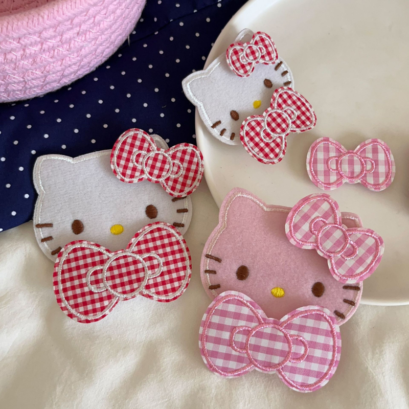 Galvas rotājums: karikatūras stila trīsdaļīgs komplekts ar mīļu kaķēna lenti, Velcro matu uzlīmes, izšūtas sirdis; preces kods ON324-325; bērniem; vasara 2025.