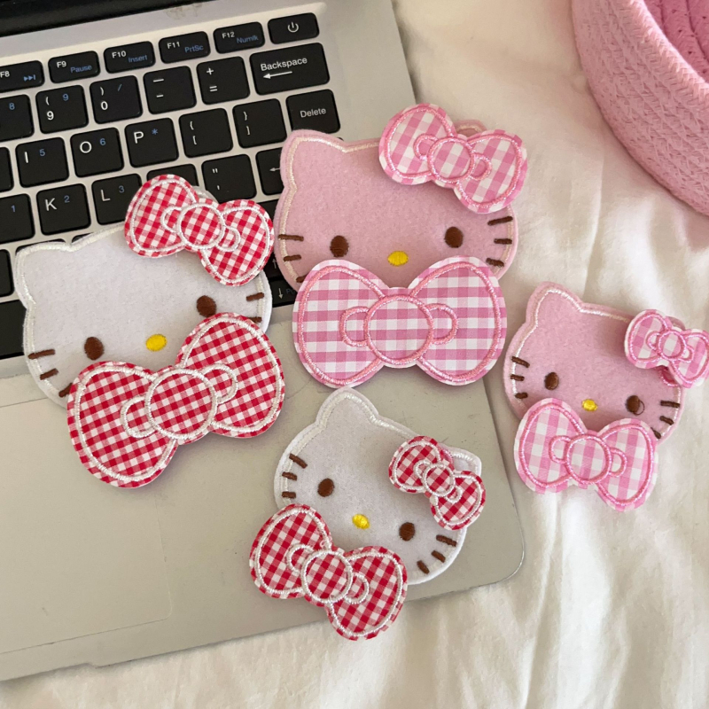 Galvas rotājums: karikatūras stila trīsdaļīgs komplekts ar mīļu kaķēna lenti, Velcro matu uzlīmes, izšūtas sirdis; preces kods ON324-325; bērniem; vasara 2025.