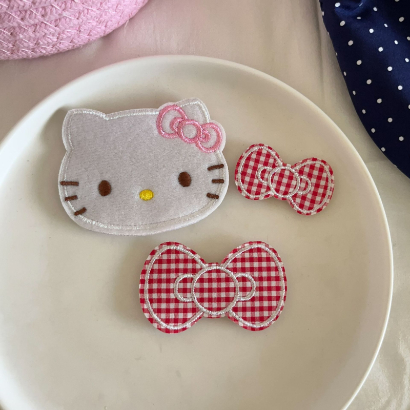 Galvos aksesuarai: cartoon stiliaus trijų dalių rinkinys su miela kačiuko juosta, Velcro plaukų lipdukai, išsiuvinėtos širdelės; prekės kodas ON324-325; vaikams; vasara 2025.