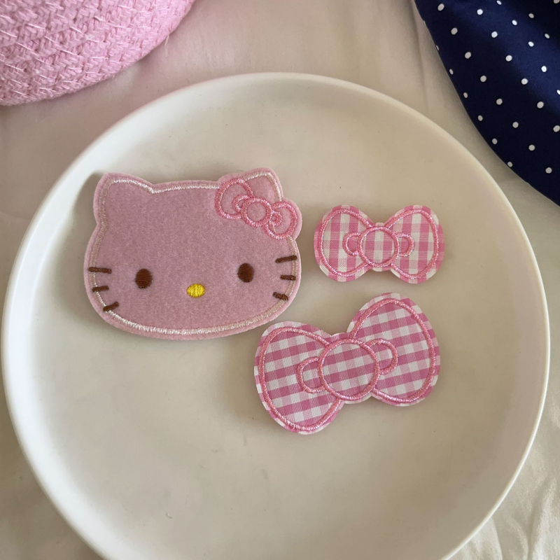 Galvos aksesuarai: cartoon stiliaus trijų dalių rinkinys su miela kačiuko juosta, Velcro plaukų lipdukai, išsiuvinėtos širdelės; prekės kodas ON324-325; vaikams; vasara 2025.