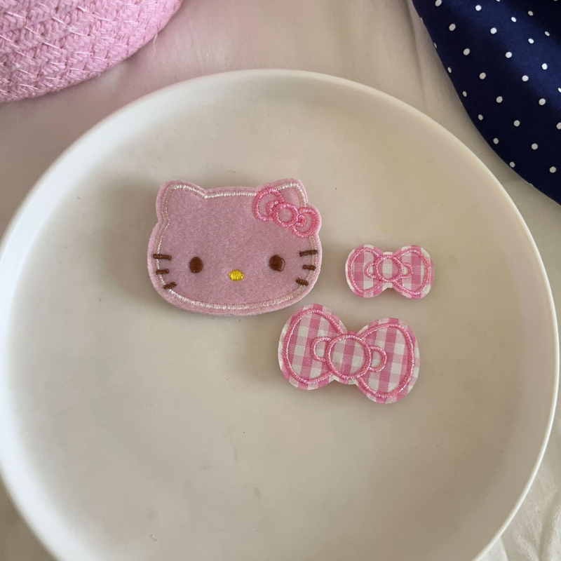 Galvos aksesuarai: cartoon stiliaus trijų dalių rinkinys su miela kačiuko juosta, Velcro plaukų lipdukai, išsiuvinėtos širdelės; prekės kodas ON324-325; vaikams; vasara 2025.