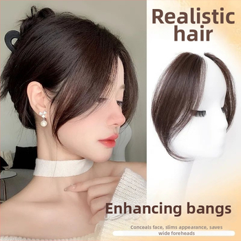 Sieviešu parūka ar diagonālajām bangs — temperatūrai izturīgas šķiedras; dabīga matu līnija; piemērota visām sejas formām; nav permas vai krāsošanas