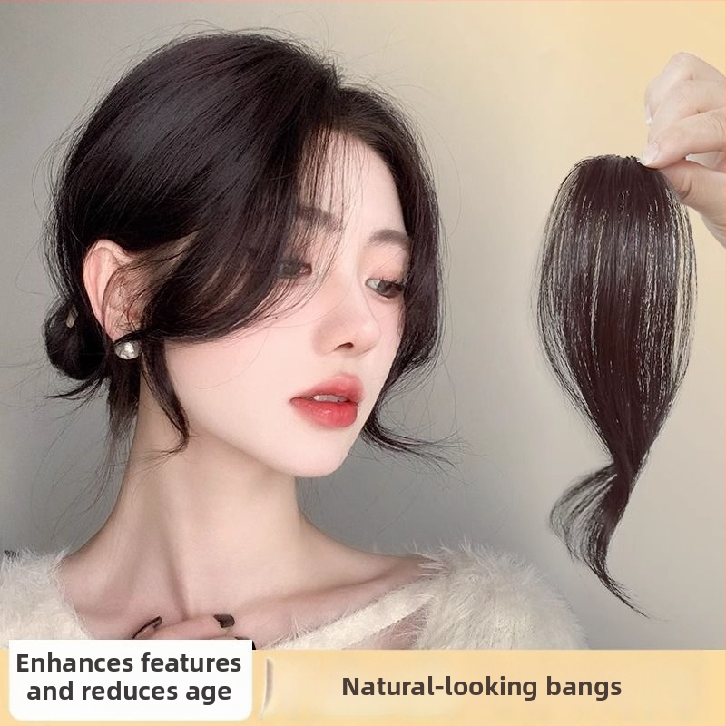 Sieviešu parūka ar diagonālajām bangs — temperatūrai izturīgas šķiedras; dabīga matu līnija; piemērota visām sejas formām; nav permas vai krāsošanas