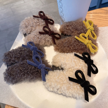 BB hajcsat – kézzel készített plüss bárányszőr, oldalsó csattal, masnival