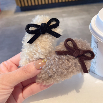 BB hajcsat – kézzel készített plüss bárányszőr, oldalsó csattal, masnival