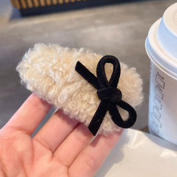 BB hajcsat – kézzel készített plüss bárányszőr, oldalsó csattal, masnival