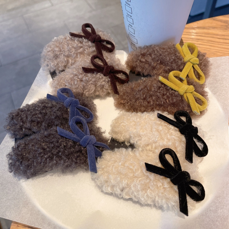 BB hajcsat – kézzel készített plüss bárányszőr, oldalsó csattal, masnival