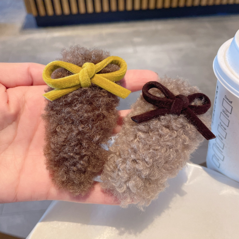 BB hajcsat – kézzel készített plüss bárányszőr, oldalsó csattal, masnival