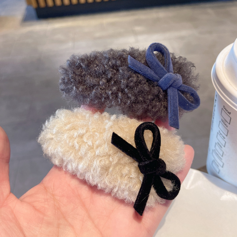 BB hajcsat – kézzel készített plüss bárányszőr, oldalsó csattal, masnival