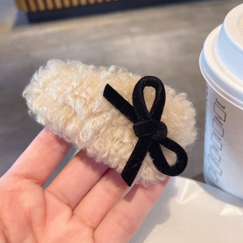 BB hajcsat – kézzel készített plüss bárányszőr, oldalsó csattal, masnival