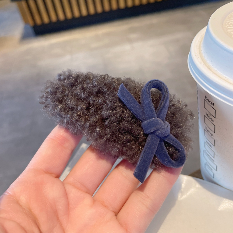 BB hajcsat – kézzel készített plüss bárányszőr, oldalsó csattal, masnival