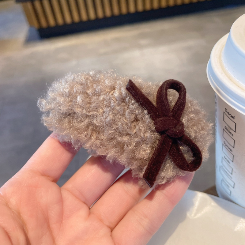 BB hajcsat – kézzel készített plüss bárányszőr, oldalsó csattal, masnival