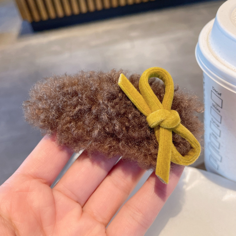 BB hajcsat – kézzel készített plüss bárányszőr, oldalsó csattal, masnival