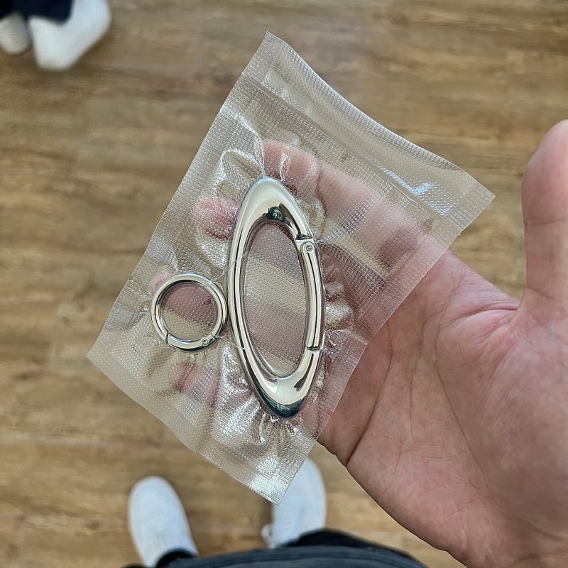 Breloc oval, design original, multifuncțional pentru alpinism; Material: aliaj; Tratament: placare electrolitică; Marcă: ironworks; Model: Cruce/Coroană/Cifre romane