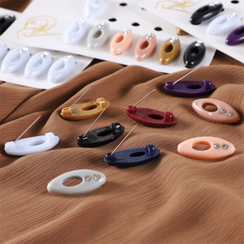 Καρφίτσα οβάλ πλαστική με ένθετα κρύσταλλα και κλιπ για χιτζάμπ (Υλικό: Πλαστικό; Στυλ: Γυναίκες, Απλό; Διακόσμηση: Κρύσταλλα; Διαδικασία: Ένθεση)