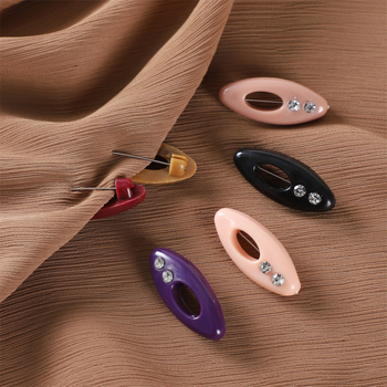 Καρφίτσα οβάλ πλαστική με ένθετα κρύσταλλα και κλιπ για χιτζάμπ (Υλικό: Πλαστικό; Στυλ: Γυναίκες, Απλό; Διακόσμηση: Κρύσταλλα; Διαδικασία: Ένθεση)