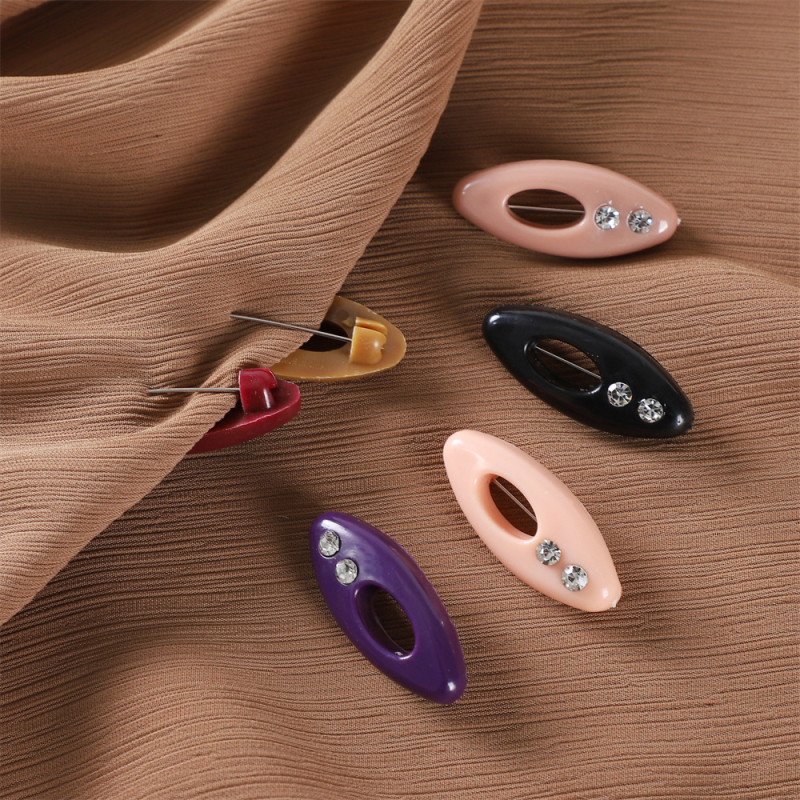 Καρφίτσα οβάλ πλαστική με ένθετα κρύσταλλα και κλιπ για χιτζάμπ (Υλικό: Πλαστικό; Στυλ: Γυναίκες, Απλό; Διακόσμηση: Κρύσταλλα; Διαδικασία: Ένθεση)