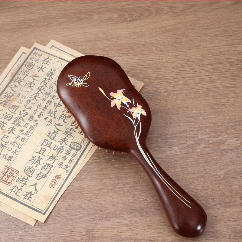 Fából készült hajápoló fésű légpárnás masszázsra a fejbőrön, arany szantálfa, nagy kör alakú fej, kerek fogak, eredet: Linyi