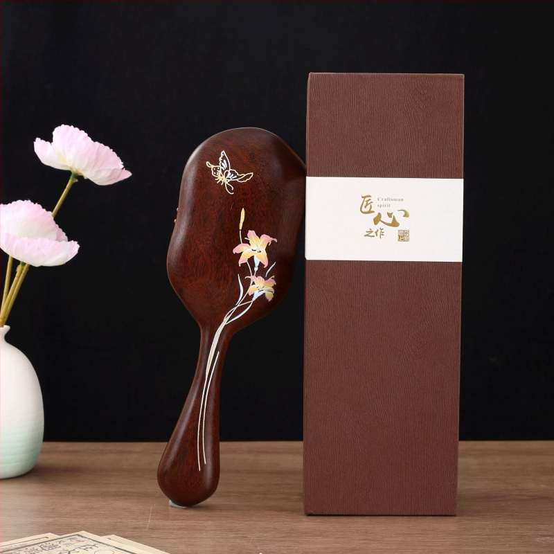 Fából készült hajápoló fésű légpárnás masszázsra a fejbőrön, arany szantálfa, nagy kör alakú fej, kerek fogak, eredet: Linyi