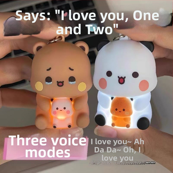 Gaismains atslēgu piekariņš mugursomai, mīļa plastmasas runājoša lelle ar «es tevi mīlu» balsu ierakstiem (14+ rotaļlieta).